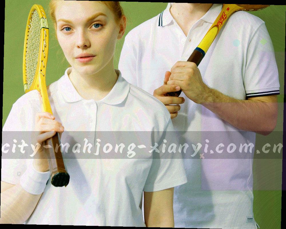 夜晚窗影与室内暖灯交界的局部，安静无人物